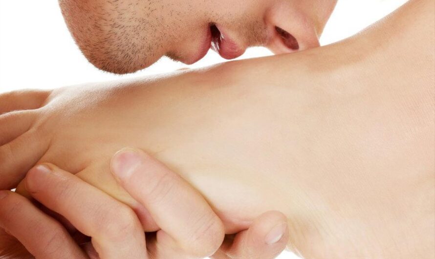 Descubre el significado detrás de que te besen los pies.